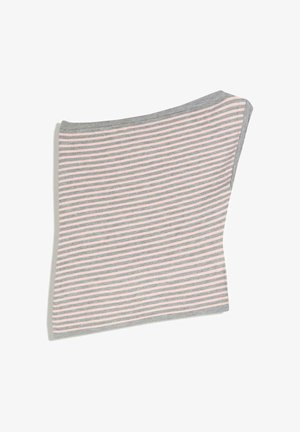 Šedý a růžový pruhovaný pletený nákrčník s asymetrickým tvarem, rozložený na bílém pozadí.