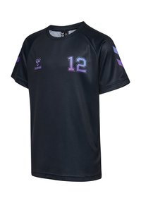 Zwart sport shirt met korte mouwen, voorzien van het nummer 12 in een paarse gradient, en paarse accenten op de schouders. Gemaakt van een zachte stof.