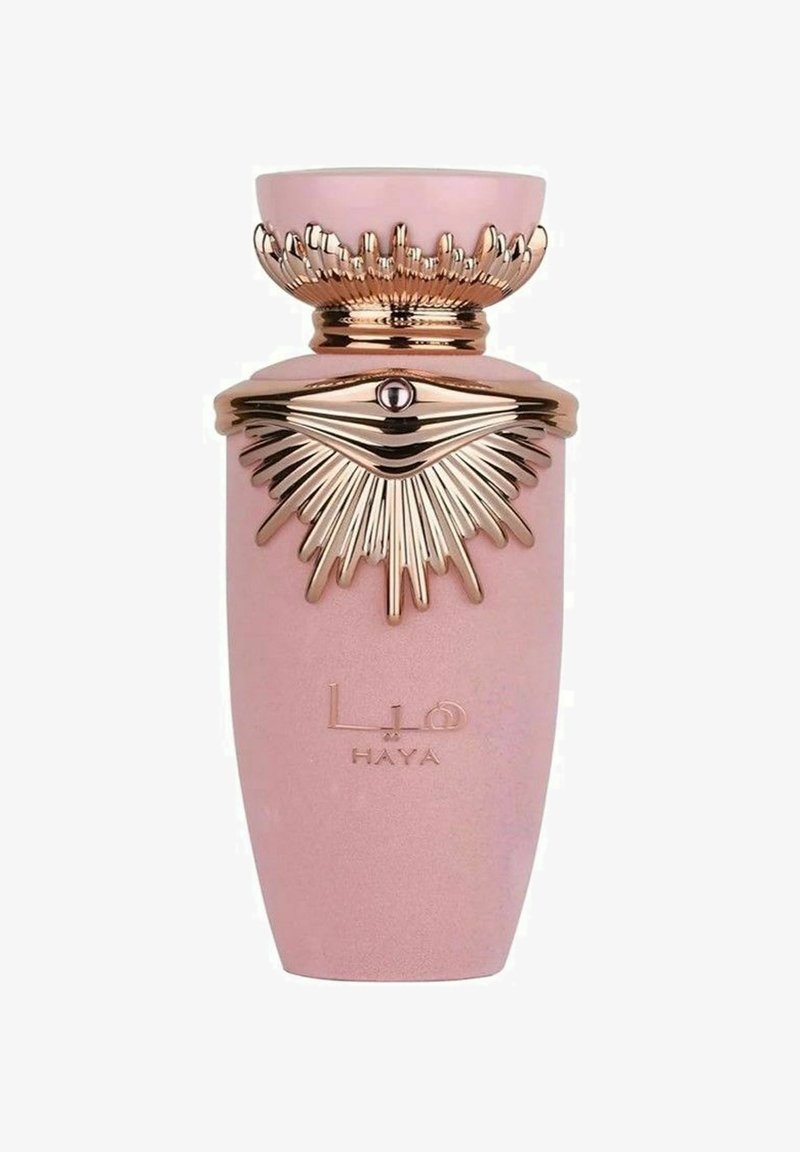 Rosa parfymflaska med en avsmalnande form, guldfärgade accenter och ett texturerat lock som liknar strålar. Har varumärket 'HAYA' präglat i guld.
