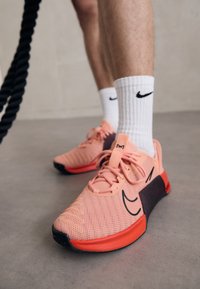 METCON 9 FLYEASE - Træningssko - apricot agate/black/picante red/dark team red