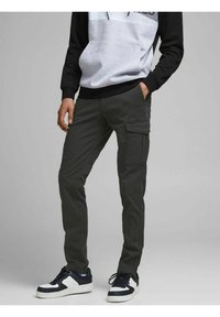 Cargo-broek in donkergrijze stof met gedetailleerde stiksels, zijzakken en een slim-fit ontwerp. Gecombineerd met een zwart en grijze hoodie.