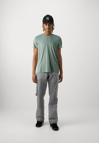 Hollister Co. - Icon Crew T-Shirt 7-Pack - T-shirt basic - WHITE/BURG/BEIGE/NAVY/GREY SIRO/GREEN/BLACK Miniatuurafbeelding 1