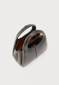 Fekete bőrből készült kézitáska két ívelt füllel, sima textúrával és aranyszínű vasalattal. Belseje kontrasztos világosbarna béléssel rendelkezik.