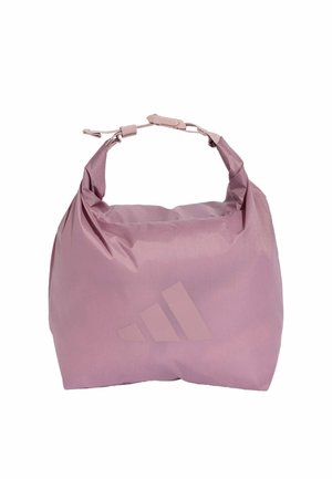 Sac à épaule en tissu doux rose avec une sangle ajustable et un logo Adidas subtil à l'avant, isolé sur fond blanc.