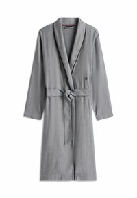 Bata gris con tela texturizada, mangas largas, cuello chal, cinturón atado a la cintura y un logo bordado en el lateral.