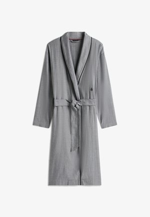 Grijze badjas met een gestructureerde stof, lange mouwen, sjaalkraag, ceintuur in de taille en een geborduurd logo aan de zijkant.