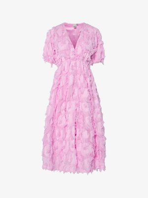 Ružové šaty s V-výstrihom, krátkymi naberanými rukávmi a vrstveným dizajnom s textúrovanou, volánkovou látkou po celej ploche.
