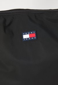 Tommy Jeans URBAN LARGE - Handbag - black