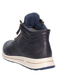 Námořnické kožené kotníkové boty s texturovaným povrchem, postranním zipem, polstrovaným límcem a krémovou stélkou s akcentem modré podrážky.