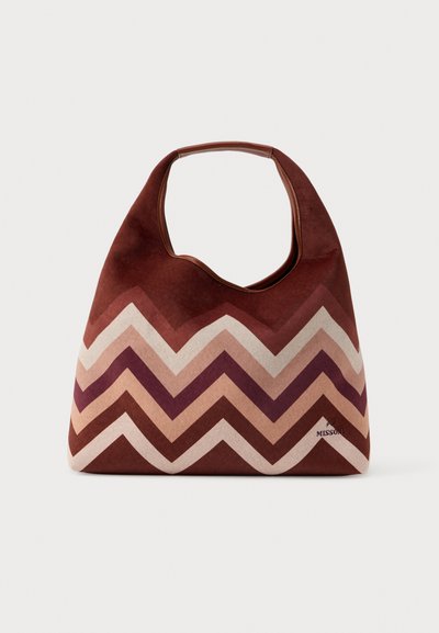 Bolso de ante marrón con un patrón de chevron en tonos de burdeos, rosa claro y crema, con una silueta redondeada en estilo hobo.
