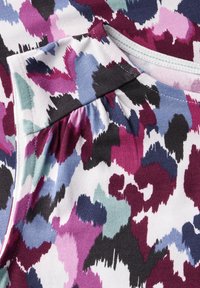 Mehrfarbiger Stoff mit einem abstrakten Muster in verschiedenen Lila-, Blau-, Grün- und Schwarztönen. Weiches, strukturiertes Baumwollmaterial.