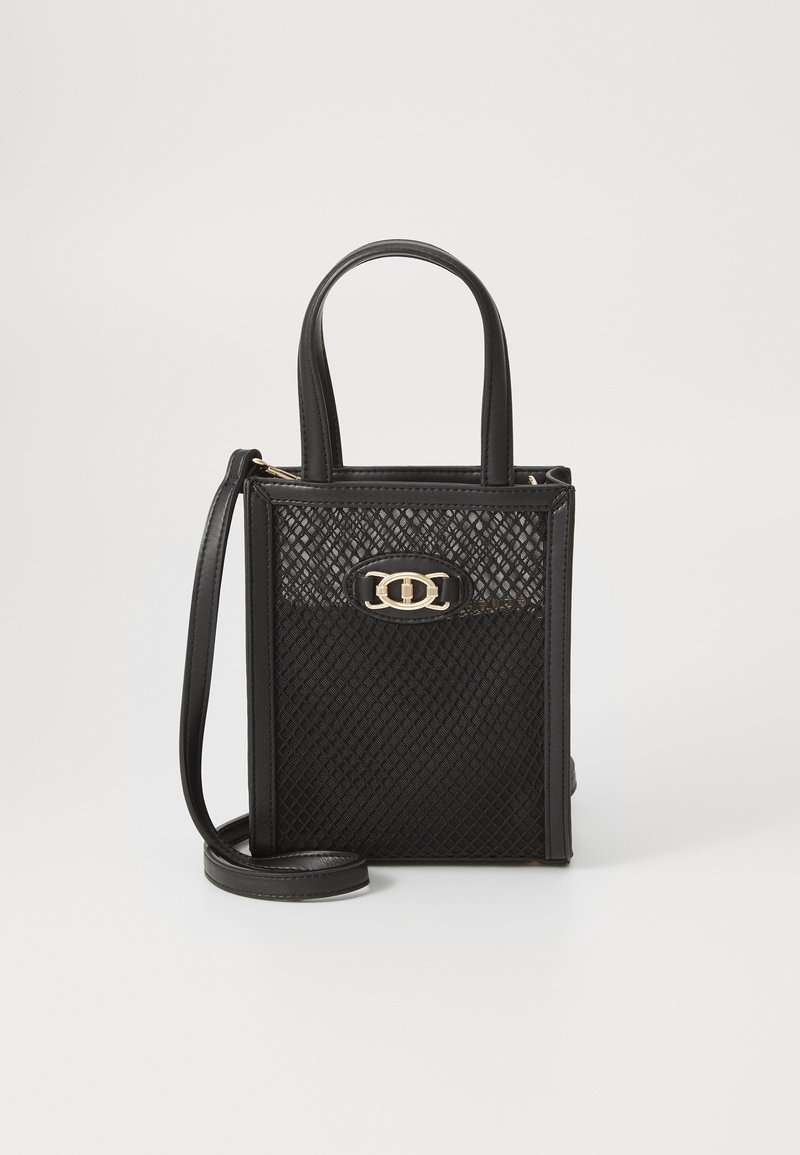 Petit sac à main noir texturé avec deux poignées, une bandoulière amovible et un fermoir décoratif doré à l'avant.