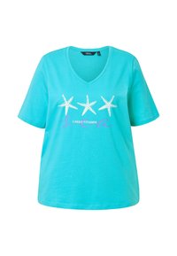 T-shirt blu turchese a V realizzata in morbido cotone, con tre stelle marine bianche e la scritta "HO BISOGNO DI VITAMINA MARE" in viola. Maniche corte.