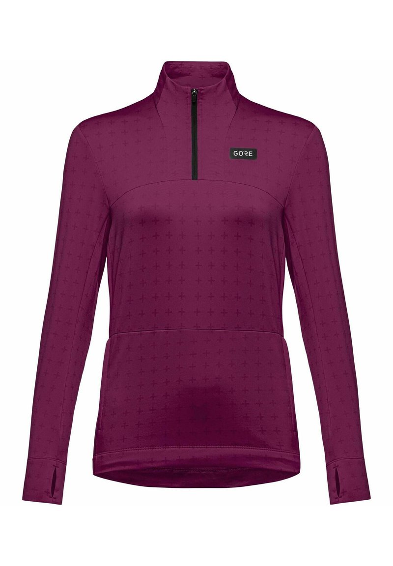 Kastanjefärgad zip-up-tröja med hög krage, prydd med ett texturerat mönster av små kors, GORE-logotyp och tumhål vid ärmsluten.