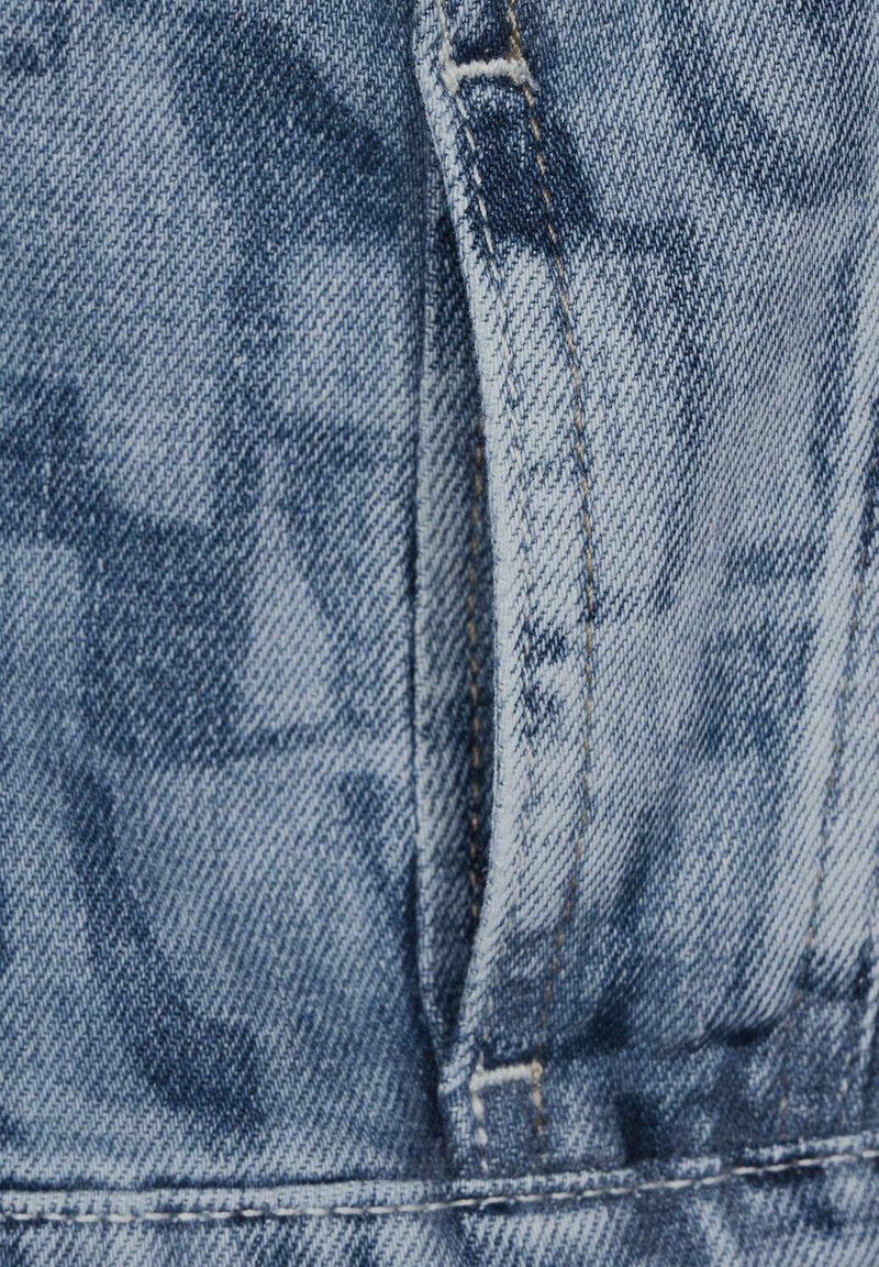 Bershka - Giacca multitasche trucker in denim blu indaco slavato
