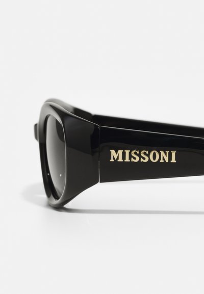 Óculos de sol pretos com armações de plástico brilhante. Apresentam uma forma mais larga e o logótipo dourado "MISSONI" na lateral. Lentes escuras completam o design.