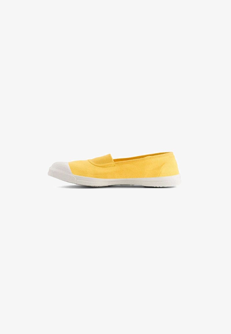 Chaussure jaune en toile à enfiler avec embout et semelle en caoutchouc blanc, vue de côté sur fond blanc.
