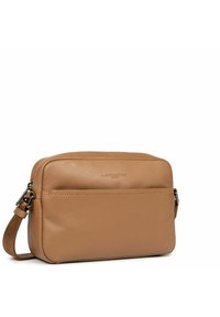 Borsa a tracolla in pelle marrone chiaro con scomparto principale con zip, tasca frontale e tracolla regolabile. Texture liscia, design minimalista, logo embossato.