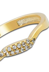 Bague en or présentant un design ondulé orné de multiples petites pierres précieuses claires. Anneau lisse avec une surface intérieure texturée.