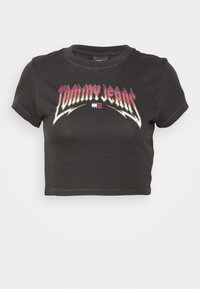 Černé zkrácené tričko s krátkými rukávy, s vícebarevným logem "Tommy Jeans" v odvážném designu. Měkká bavlněná látka, klasický kulatý výstřih.