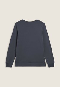 Felpa blu navy con maniche lunghe, scollatura rotonda e polsini a coste. Tessuto morbido in misto cotone con una texture liscia e senza fantasie.