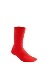 Șosetă roșie cu striații, având o formă înaltă, cilindrică. Fabricată dintr-un material moale, cu o textură fină și zonă a vârfului întărită. Fără modele sau accente vizibile.