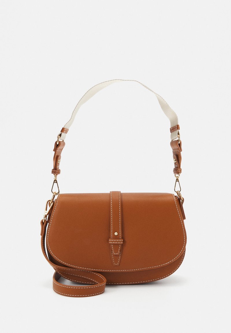 Bruine leren schoudertas met een gebogen vorm, crème riem, gouden hardware en contrasterende stiknaden. Voorzien van een voorflap met een drukknoopsluiting.