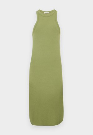Bez rukávov, šaty po kolená vyrobené z pleteného materiálu v jednofarebnej olivovo zelenej farbe; majú guľatý výstrih a priliehavý strih.
