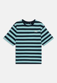 Stribet T-shirt med skiftende mørkeblå og lys turkise striber, korte ærmer, ribbet rund hals og en lille logo detalje.