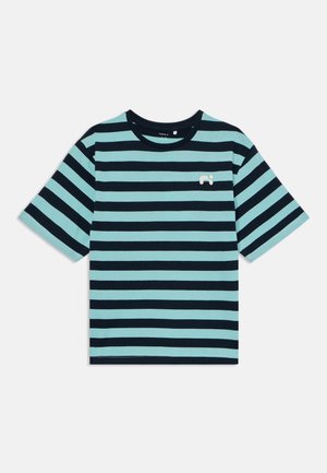 Raidallinen t-paita, jossa on vuorottelevia tumman laivastonsinisiä ja vaalean turkooseja raitoja, lyhyet hihat, ribattu pyöreä kaula-aukko ja pieni logo.