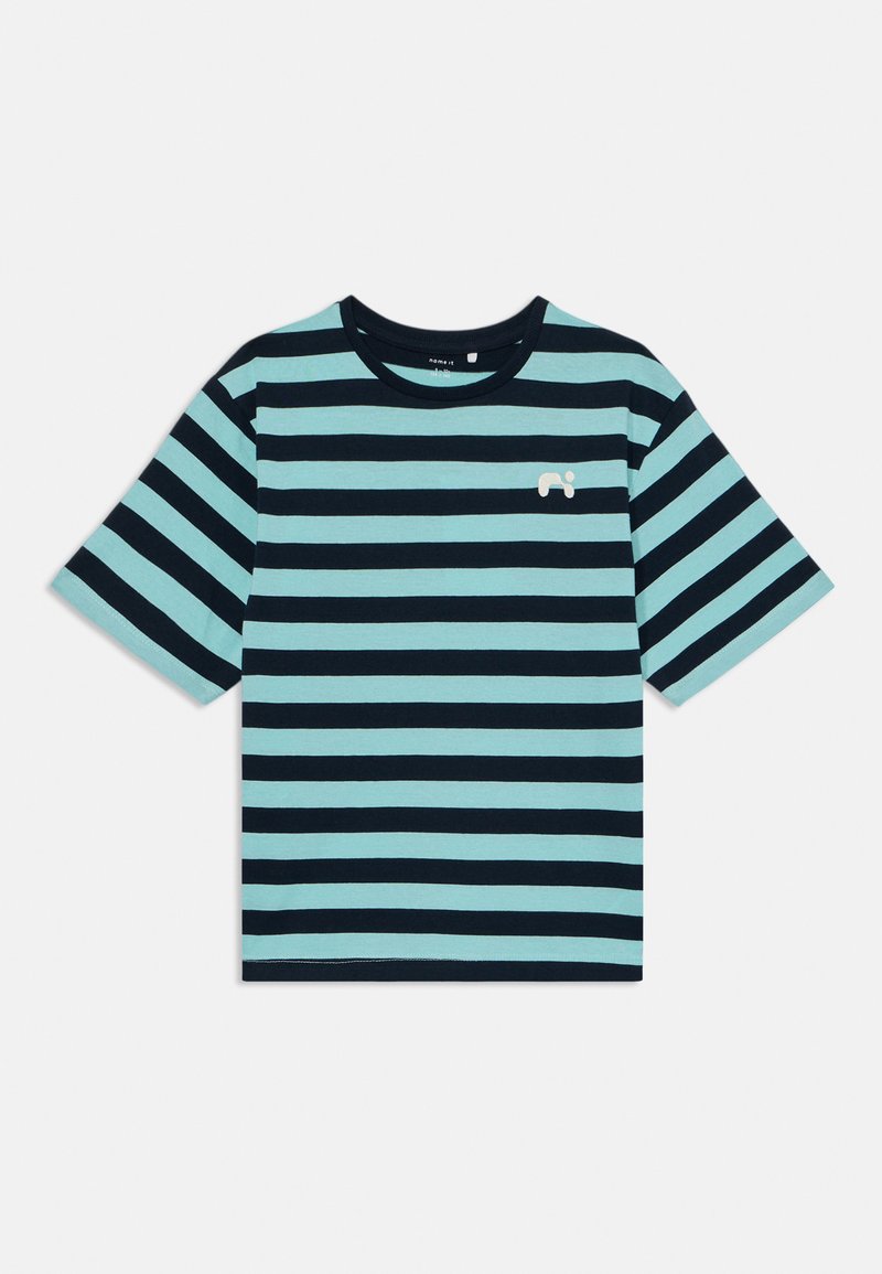 Stribet T-shirt med skiftende mørkeblå og lys turkise striber, korte ærmer, ribbet rund hals og en lille logo detalje.