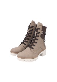 Bottes de cheville en suède beige avec un accent en maille marron, des lacets marron et une semelle épaisse blanche. Présente des œillets en métal et des détails cousus.