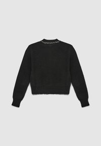 Schwarzer Strickpullover mit langen Ärmeln, rundem Kragen und dekorativen Perlen am Halsausschnitt. Weiches Material mit einer leicht verkürzten Passform.