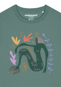T-SHIRT in Meeresschaumgrün mit einem Grafikdesign einer Meerjungfrau in Dunkelgrün, ergänzt durch farbenfrohe florale Akzente und abstrakte Formen, auf weichem Stoff gedruckt.