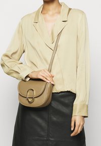 3.1 Phillip Lim Skuldertasker - light brown