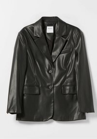 Czarna marynarka z faux skóry z klapami, zapięcie na dwa guziki, przednie kieszenie z klapami oraz kieszeń na piersi, oznaczona marką Bershka.