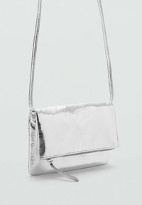 Borsa a tracolla metallica argento di forma rettangolare, con texture liscia, pattina pieghevole e dettaglio con zip nella parte inferiore.