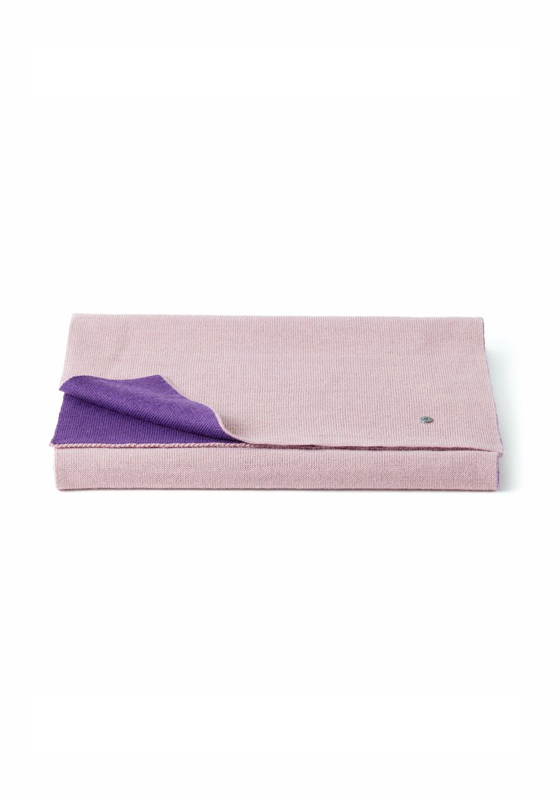 Couverture rectangulaire à la texture lisse rose avec un revers violet foncé partiellement replié, comportant un petit accent métallique.