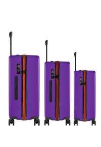 Trzy fioletowe walizki w różnych rozmiarach z pomarańczowymi zamkami, gładką teksturą, czarnymi kółkami i regulowanymi uchwytami.
