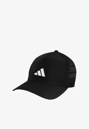 Zwarte sportcap gemaakt van ademend materiaal met een gladde textuur. Voorzien van een wit logo met drie strepen en geperforeerde zijpanelen voor ventilatie.