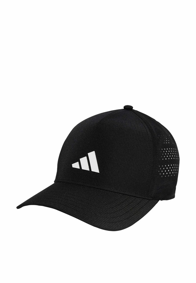 Casquette de sport noire en tissu respirant avec une texture lisse. Présente un logo à trois rayures blanches et des panneaux latéraux perforés pour la ventilation.