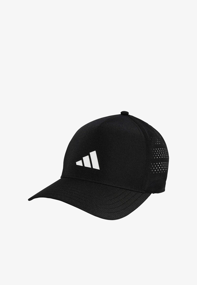 Zwarte sportcap gemaakt van ademend materiaal met een gladde textuur. Voorzien van een wit logo met drie strepen en geperforeerde zijpanelen voor ventilatie.