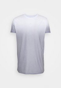 Ljusgrå t-shirt med korta ärmar, rund hals och subtil ombre-effekt. Har en centrerad vit logotyp i kursiv stil.