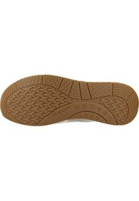 La semelle des baskets GEOX présente une base en caoutchouc texturé de couleur marron, des motifs en zigzag et des trous de drainage, offrant flexibilité et adhérence.