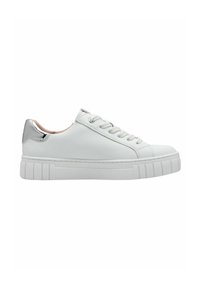Baskets en cuir blanc avec une semelle en caoutchouc texturée, accent de talon argent métallique et bout rond. Elles présentent un système de laçage et un design minimal.