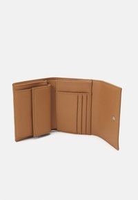 Calvin Klein MUST TRIFOLD ZIP - Maks - lion
