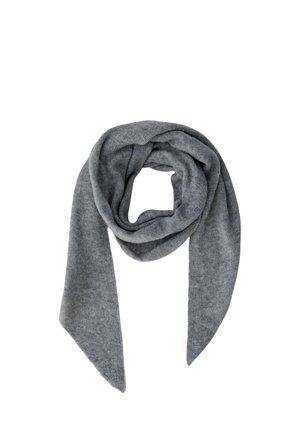 Weicher, grau gestrickter Schal, der zu einer Schlaufe gefaltet ist, mit zwei spitzen Enden, die an einem weißen Hintergrund herunterhängen.