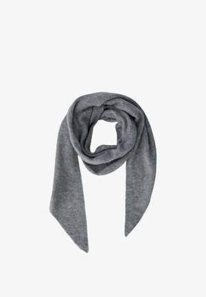 Weicher, grau gestrickter Schal, der zu einer Schlaufe gefaltet ist, mit zwei spitzen Enden, die an einem weißen Hintergrund herunterhängen.