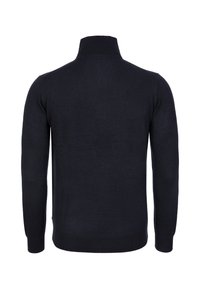 Dunkelblauer gestrickter Pullover mit hohem Kragen. Lange Ärmel, elastische Bündchen und Saum, mit einer glatten, weichen Textur.
