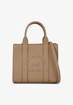 Béžová kožená kabelka s textúrovaným povrchom, hornými uchami a odnímateľným ramenným popruhom. Vytlačené logo a adresa na prednej strane.